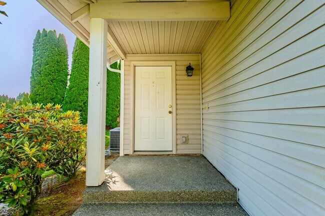 Building Photo - Spacious 3 Bed, 2 Bath Home with Garage & Large Yard in Puyallup!