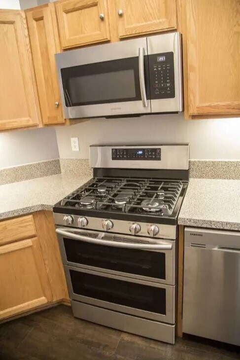 Building Photo - 304 Queen Victoria Way