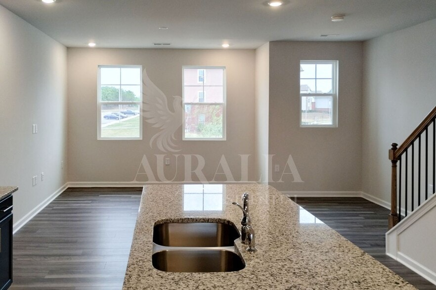 Building Photo - 2405 Kasota Ln