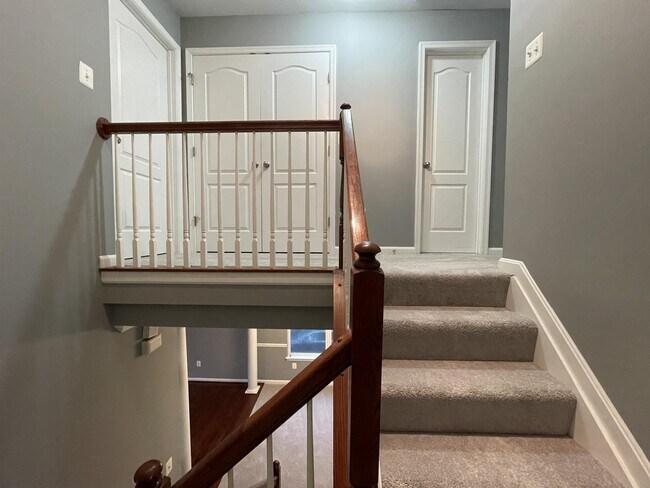 Building Photo - 400 Ava Way NE