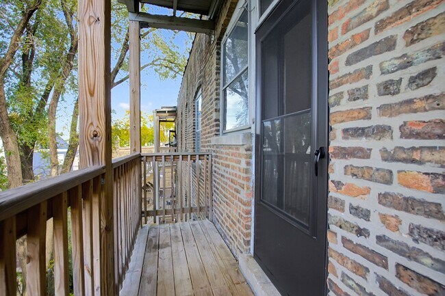 Building Photo - Light and Bright West Wrigleyville/Roscoe Village