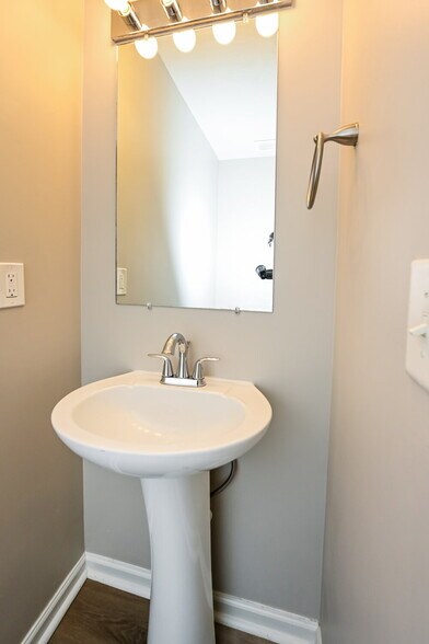 Building Photo - 336 Sarna Dr