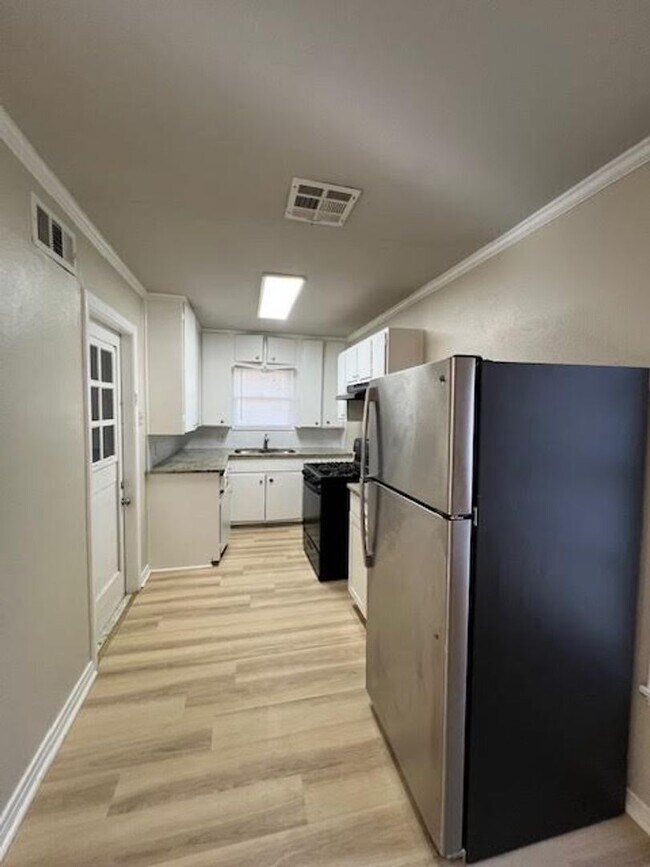 Building Photo - 1105 Fisher St