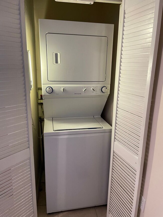 Building Photo - Large 3BD/2BA House Uptown with Driveway and Huge Fenced Backyard