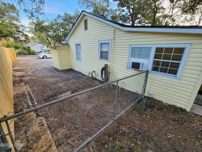 Building Photo - Tiny home vibe on a large private lot!!