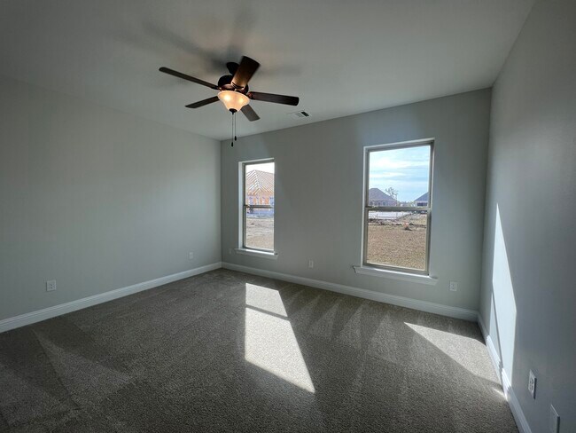Building Photo - 1041 Lakehaven Dr