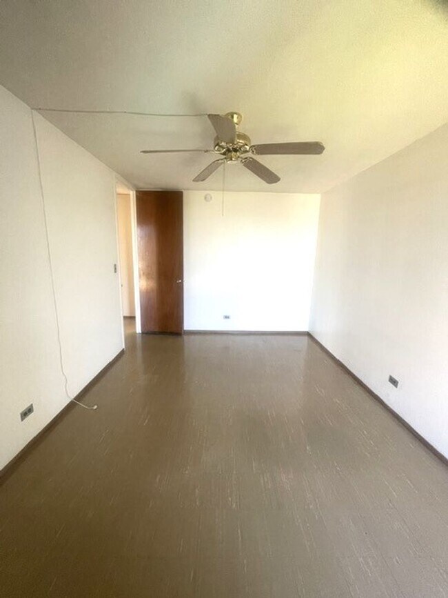 Building Photo - Queen Emma Gardens- King Tower Apt. # 1547