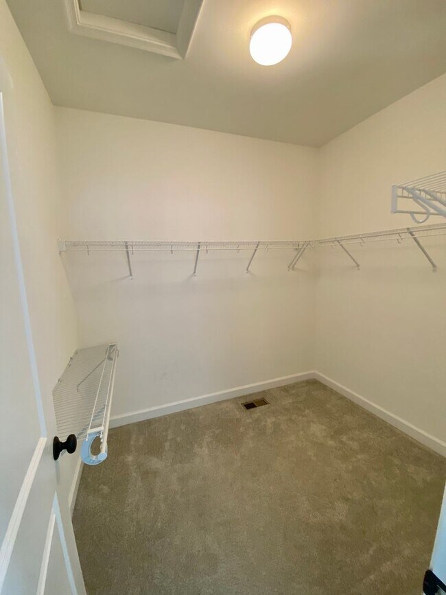 Building Photo - Charming 3-bedroom, 2.5-bathroom Townhouse