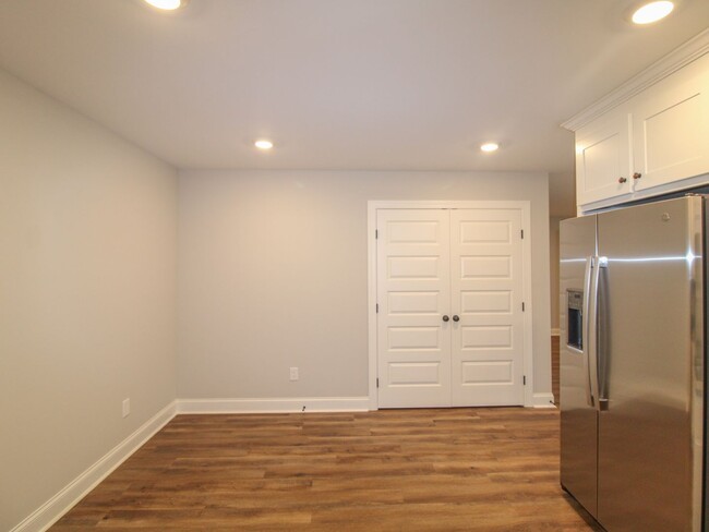 Building Photo - MOVE IN Special - 1st Month Rent FREE - Ca...