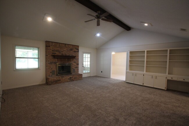 Building Photo - Oversized 4 bedroom 3 bath rental in Tyler...