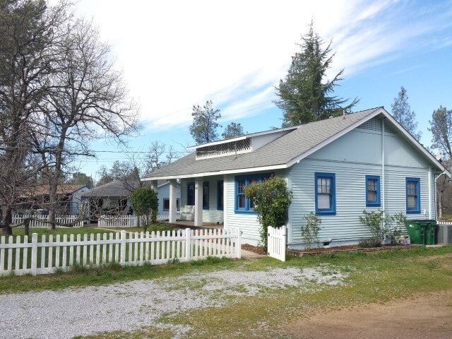 Building Photo - Country Charm Just Minutes From Town!