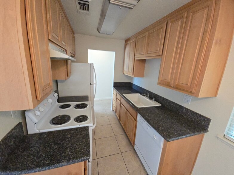 Building Photo - 2412 Carta Ct