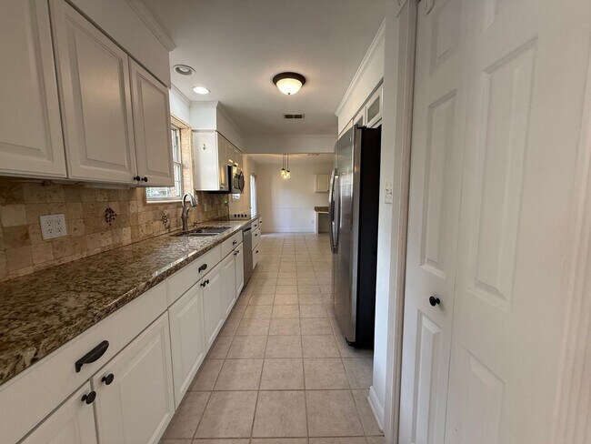 Building Photo - 905 Poinciana Dr