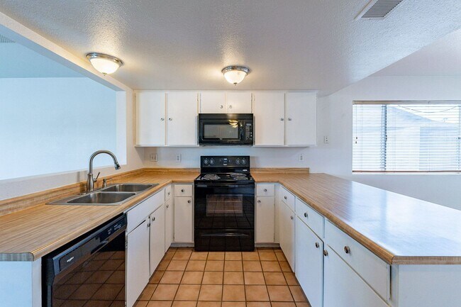 Building Photo - 4501 W Cinnabar Ave