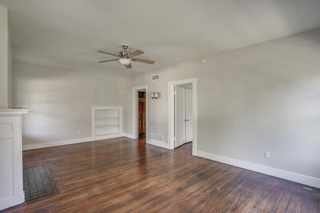 Building Photo - Amazing 2 Bed- 2 Bath- Half of Duplex in H...