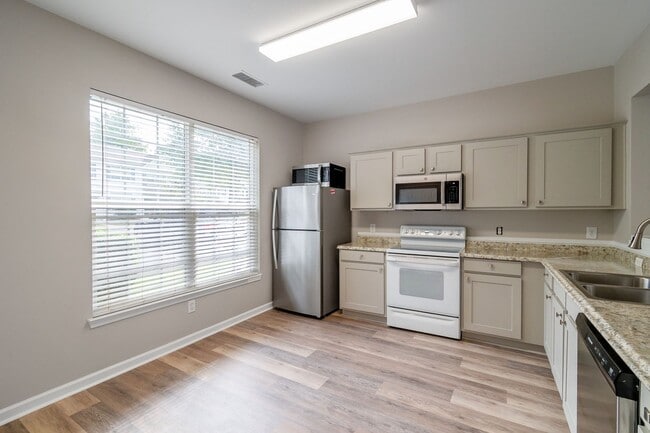 Building Photo - Spacious Townhome in Prime South Charlotte...