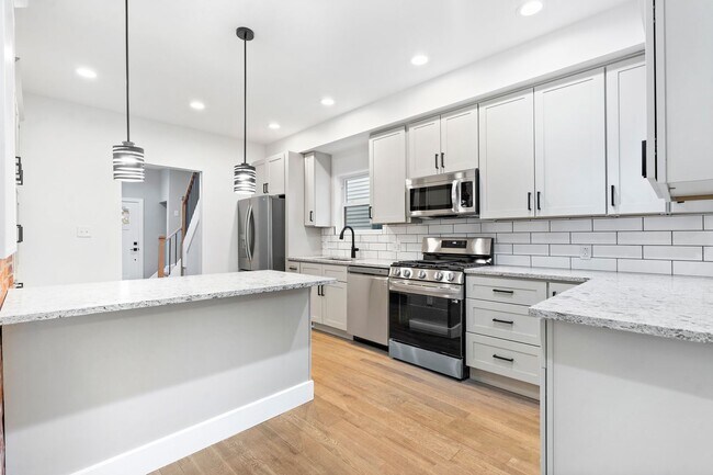 Building Photo - Beautifully Renovated 3 Bed/2.5 Bath Home in Mt Washington - Convenient Location