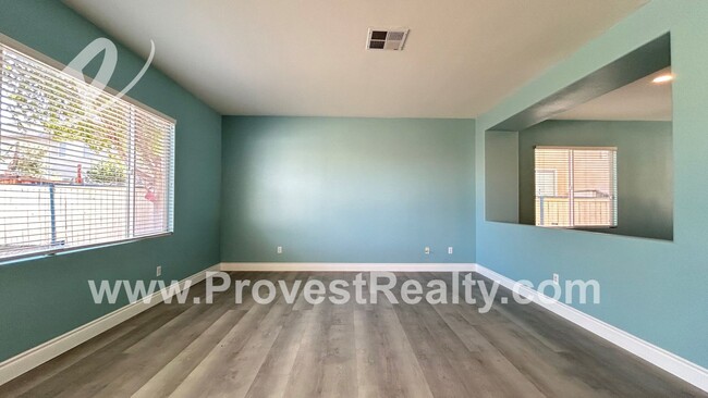 Building Photo - 5 Bedroom, 3.5 Bathroom Victorville Home w...