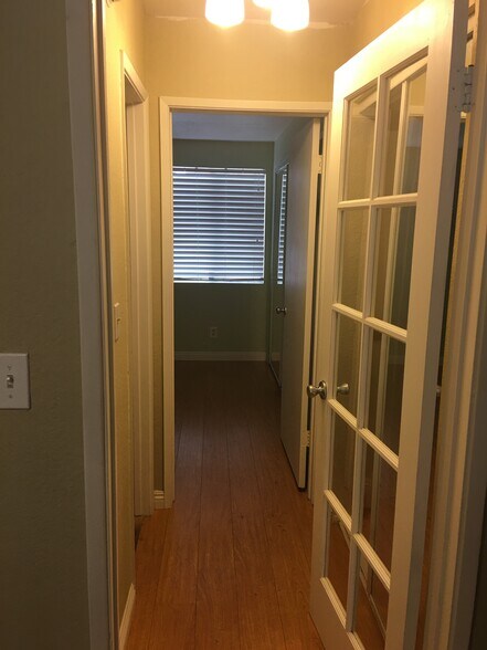 hall to bathroom and bedroom - 616 Veteran Ave