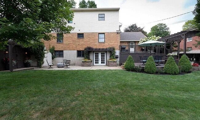 Building Photo - 256 Castle Dr