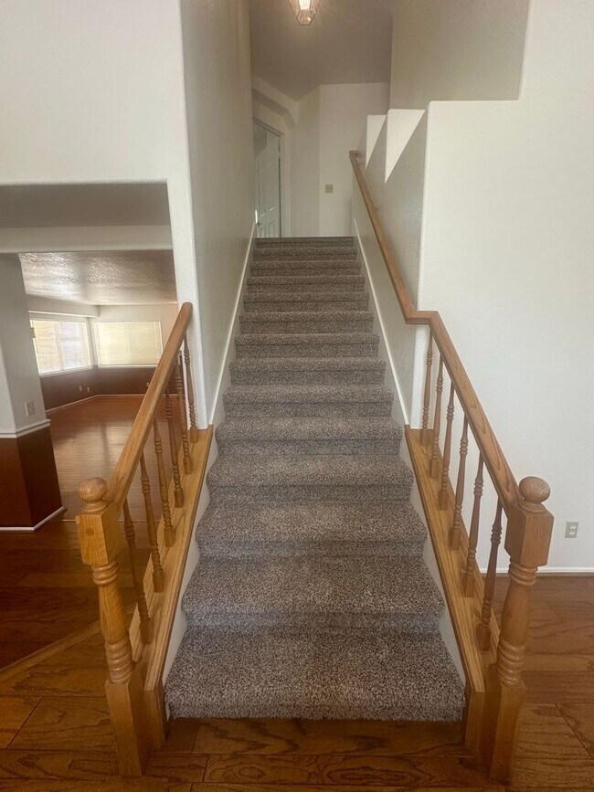 Building Photo - 5 BEDROOM, 2 STORY,SPACIOUS VICTORVILLE HOME! NEAR MALL!