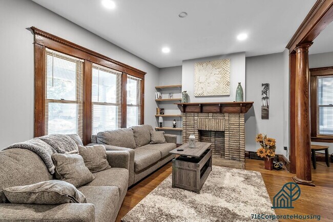 Building Photo - Furnished 3-Bedroom Lower Apartment on Bird Ave