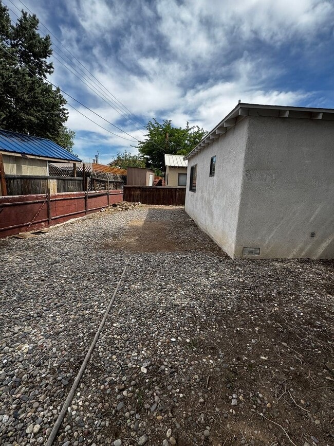 Building Photo - Near UNM. 3 Bedroom 2 bath
