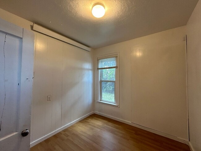 Building Photo - 2 Bed 1 Bath Large House with Fenced Yard and Washer Dryer Hookups