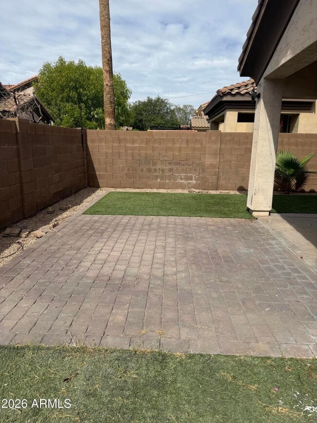 Building Photo - 2051 E Carla Vista Dr