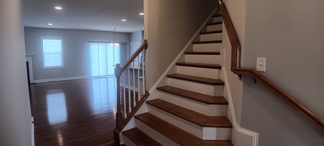 Building Photo - Heron's Landing 4 BD/ 3BTH Available May 14th