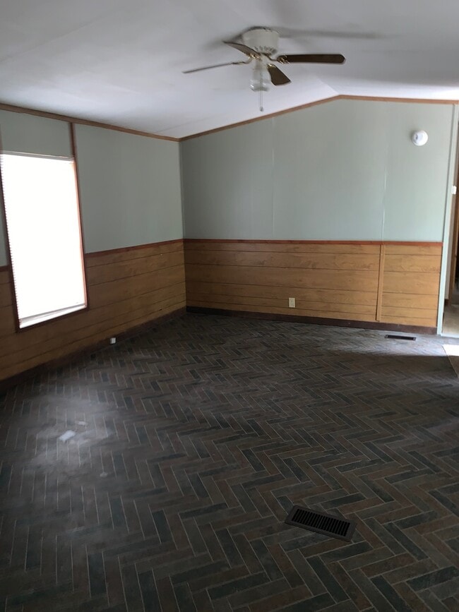 Building Photo - FOR RENT