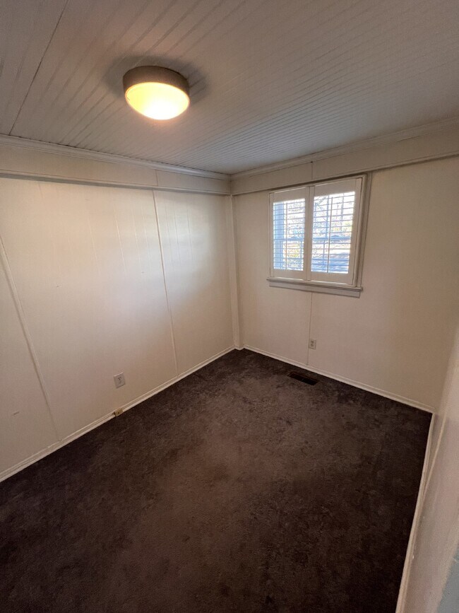 Building Photo - Adorable 2 Bedroom/1 Bath