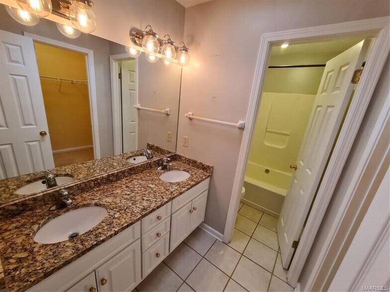 Building Photo - 6604 English Oak Ct