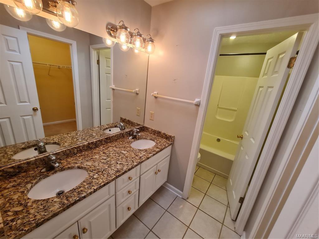 Building Photo - 6604 English Oak Ct