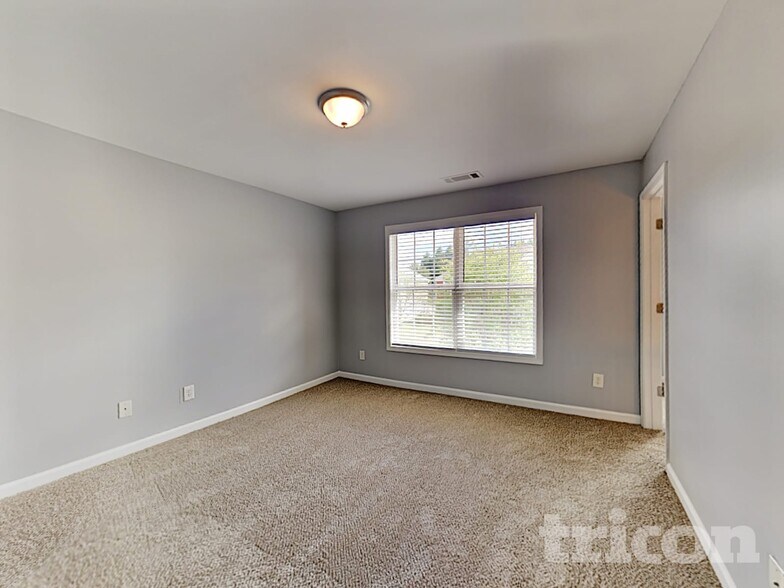 Building Photo - 1228 Saxony Dr SE