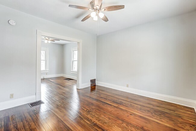 Building Photo - 2 Bed in Dayton- MOVE IN SPECIAL! Second Month Free if Moved in by April 15th!