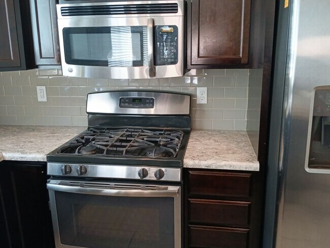 Building Photo - Spacious 4-bedroom, 2-bathroom home! Showi...