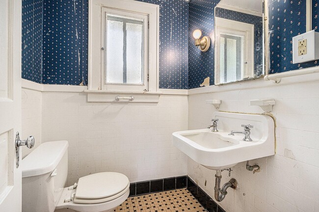 Main Floor Bathroom - 620 McCourtie St