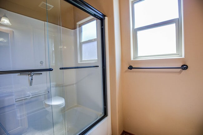 Building Photo - Beautiful 4 Bedroom/2 Bath Home