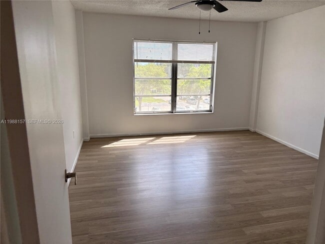 Building Photo - 4164 Inverrary Dr