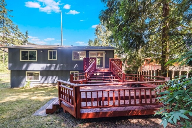 Building Photo - Updated split level home in Shoreline with...