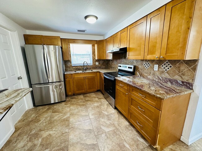 Building Photo - 3/2.5/1 Freshly Updated Pinellas Park Home