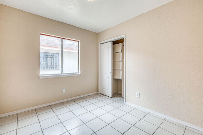 Building Photo - 3 Bed 2 bathrooms house 79936