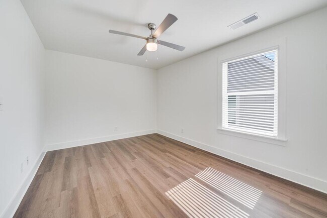 Building Photo - Primary suite on main level, bonus loft space upstairs!