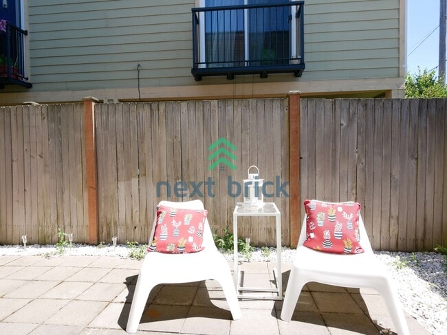 Building Photo - Quiet Townhouse 2 Beds 1.5 Bath Available for Rent!