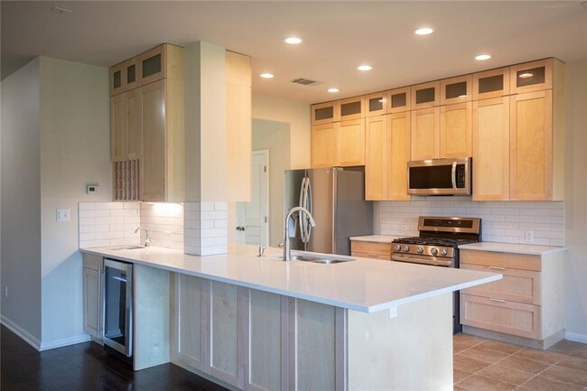Building Photo - 14825 Fernhill Dr