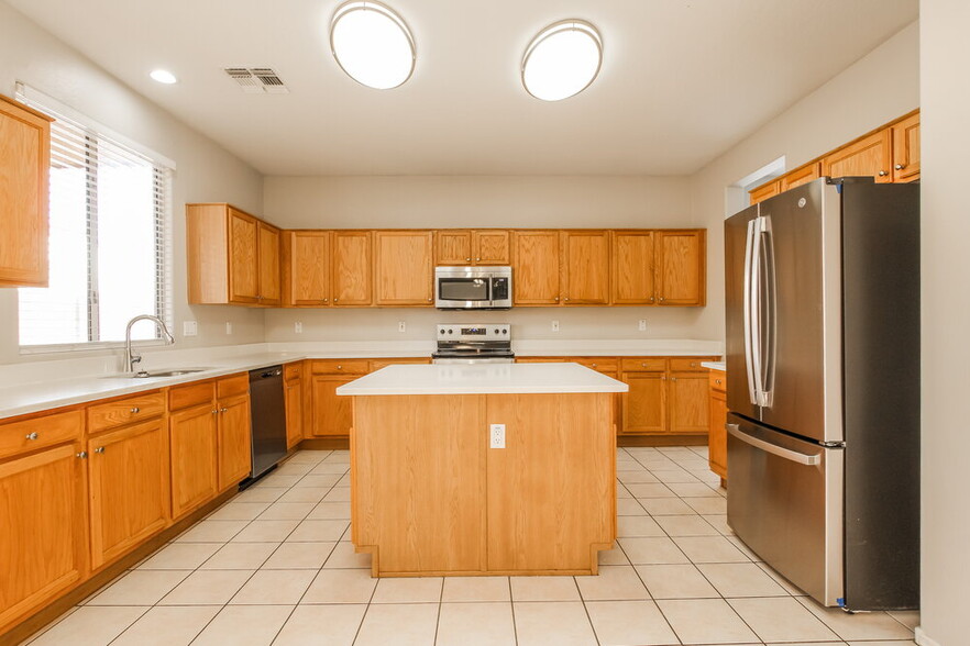 Building Photo - 9522 W Minnezona Ave