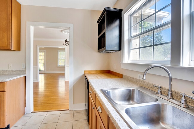 Building Photo - 1607 Knickerbocker Ave