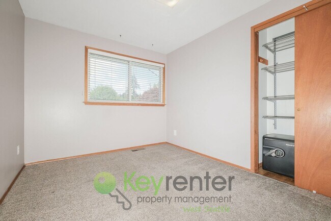 Building Photo - Des Moines 3 Bed Gem with Hot Tub and Spacious Layout