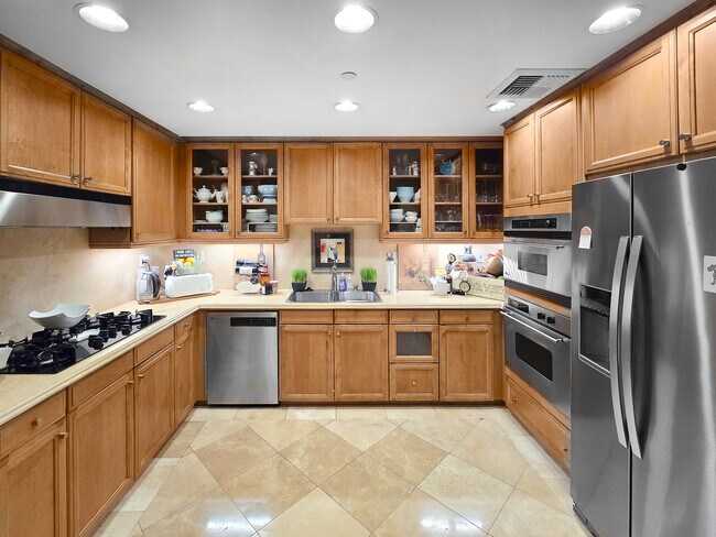 Building Photo - 10795 Wilshire Blvd